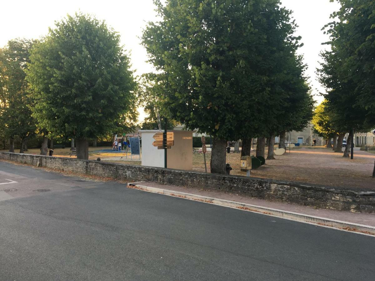 Charmant T2 Rdc Dans Residence Avec Parc Arbore Saint-Pierre-le-Moutier Exterior photo