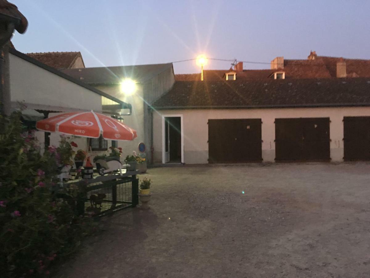 Charmant T2 Rdc Dans Residence Avec Parc Arbore Saint-Pierre-le-Moutier Exterior photo